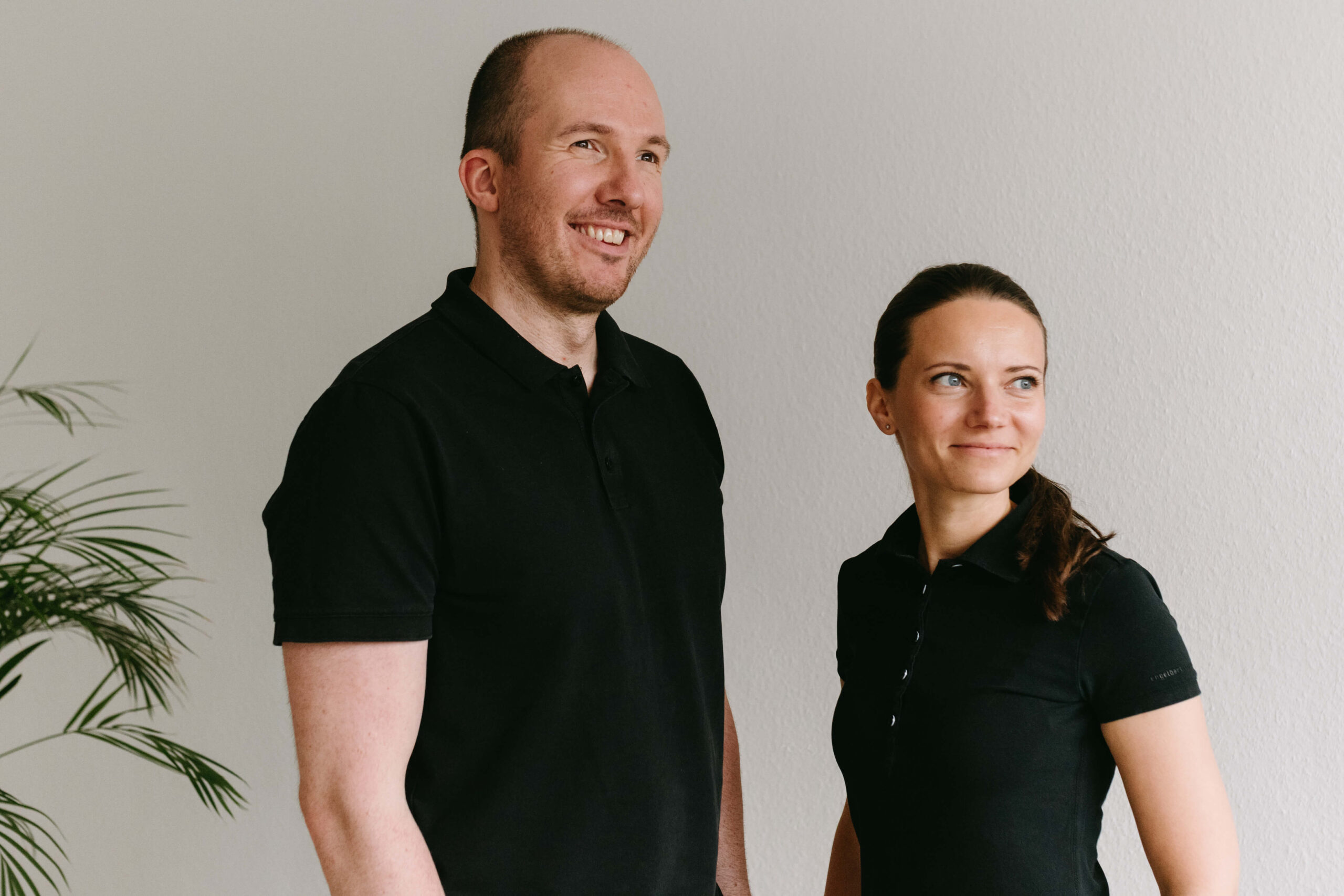 Sven Kucharzewski und Caroline Siegert-Kucharzewski, das Team der Praxis 55 in Mainz, spezialisiert auf Physiotherapie, CMD und Schlafcoaching.