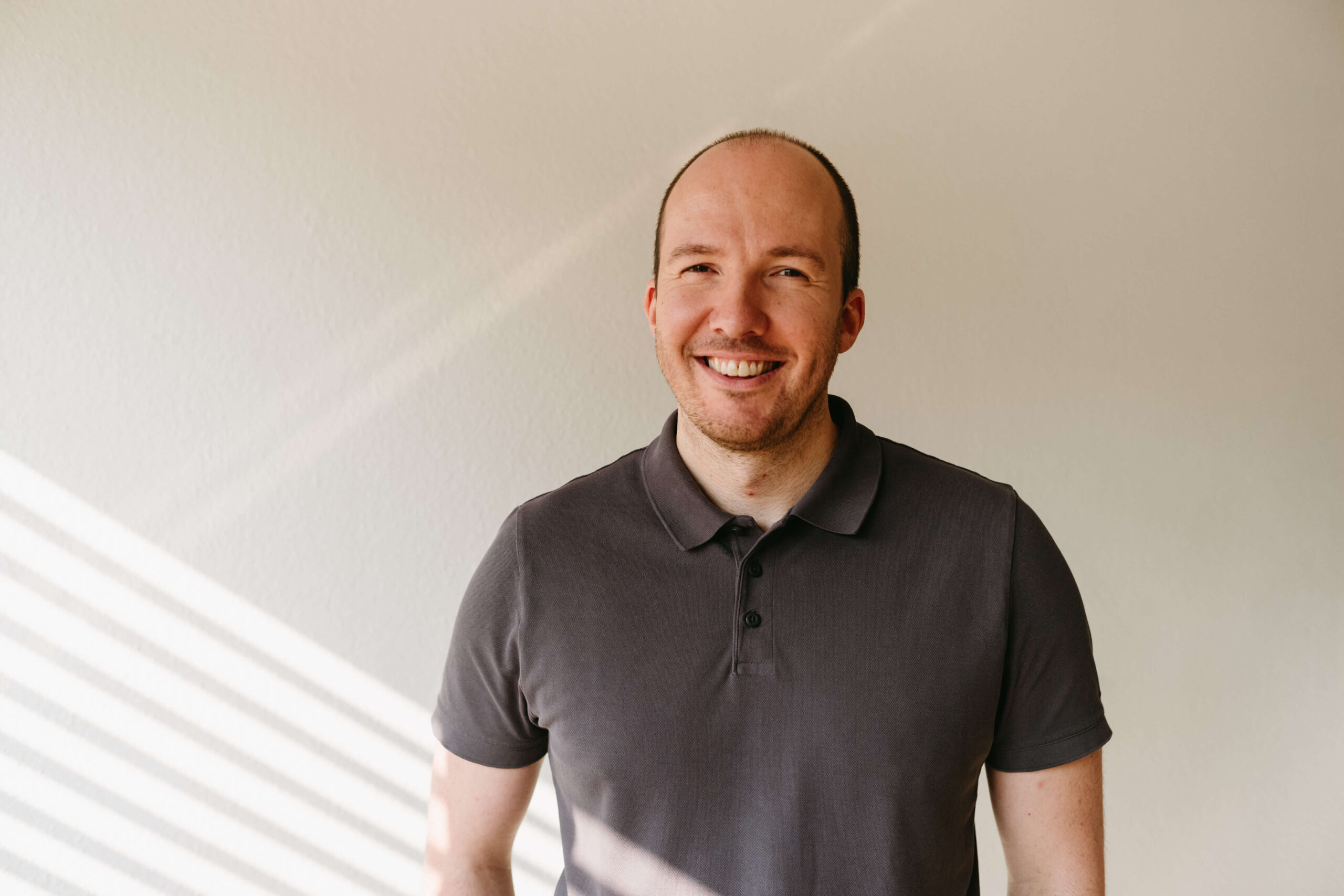 Sven Kucharzewski, Physiotherapeut und Schlafcoach in der Praxis 55 Mainz, spezialisiert auf Regeneration und die bmedizische Logik von Heilungsprozessen.